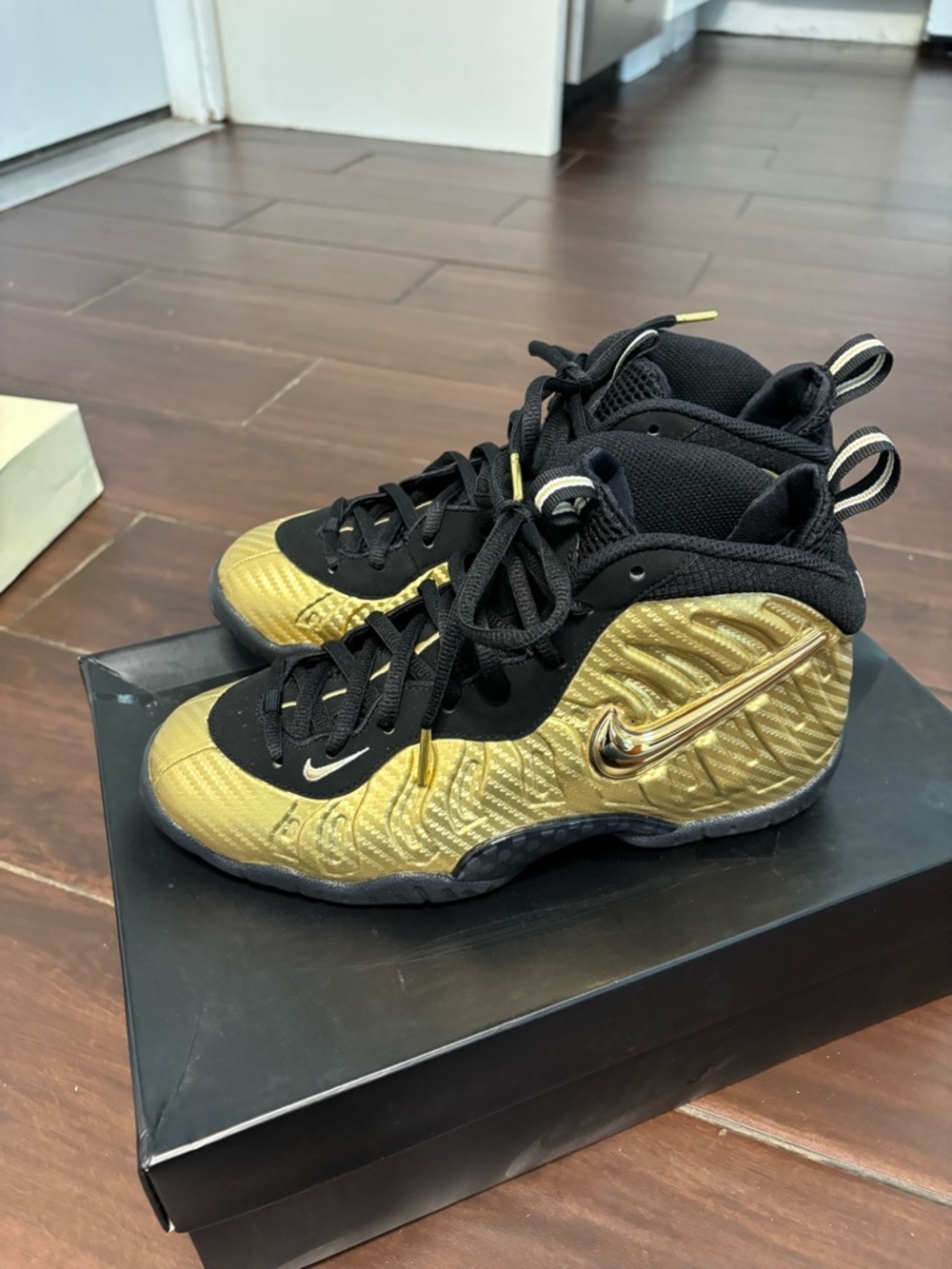 Boys 6Y Nike air foamposite pro metallic gold shoes, #A1206